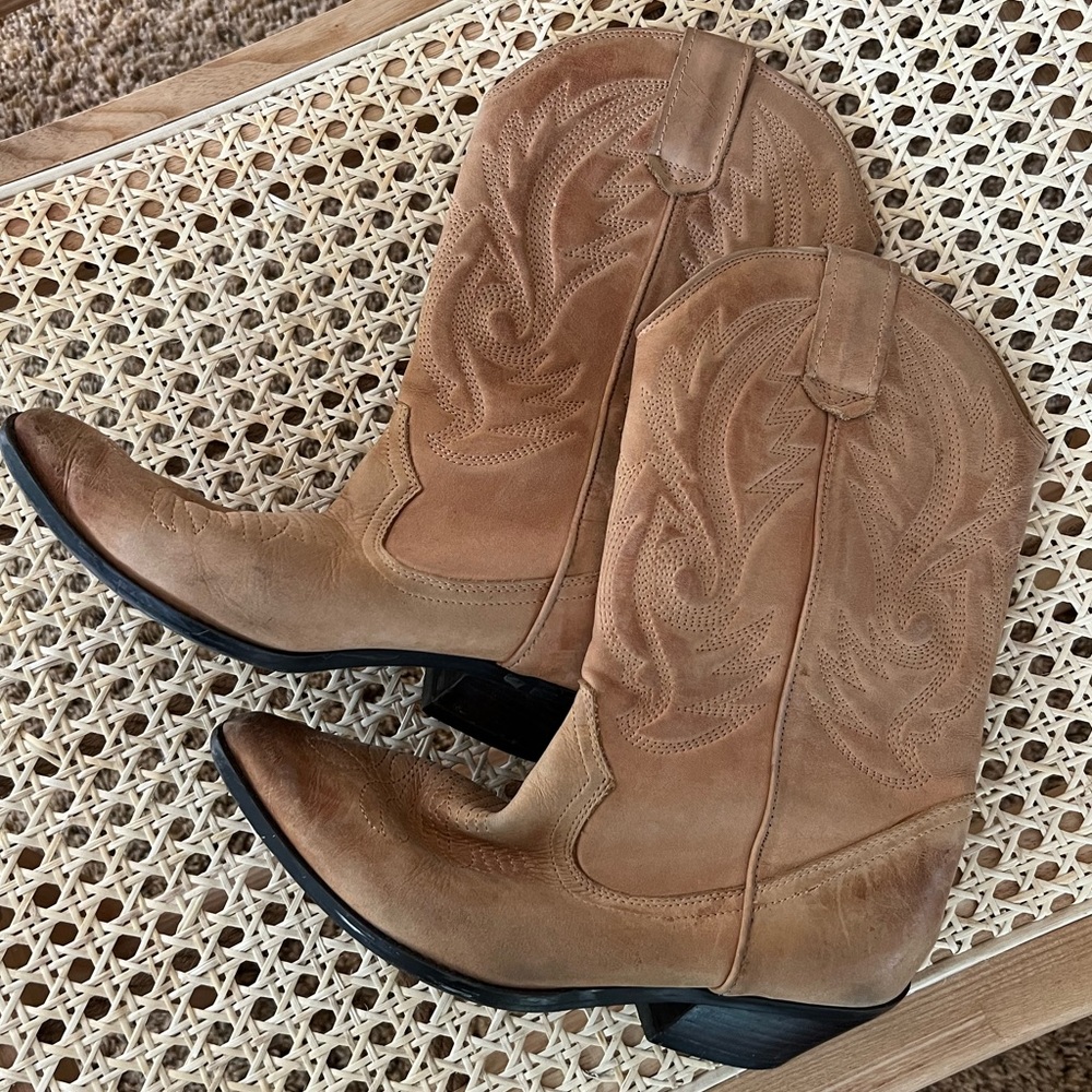 Cowgirl boots 🤠